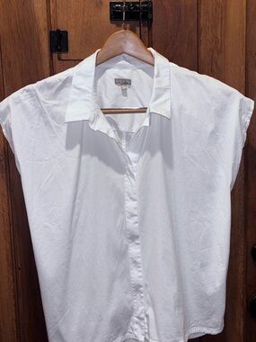 T By Talbots Classic White Collared Shirt - Lightweight sleeveless Button-Up